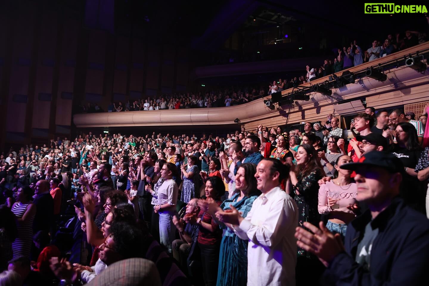Lila Downs Instagram - #LaLinea24 launched in style with @liladowns at a sold out @barbicancentre last night. 🇲🇽 La Jefa backed by her beautiful band performed a set from down the ages. Fantastic opening from London’s own @mariachilasadelitas La Linea continues tonight with @anatijoux @montaneramusica at @villageunderground Tickets available at @lalineafestival & at the door ☀️ #liladowns #barbican #lalinea24 📸 @rogeralarconphoto & @dosconejo