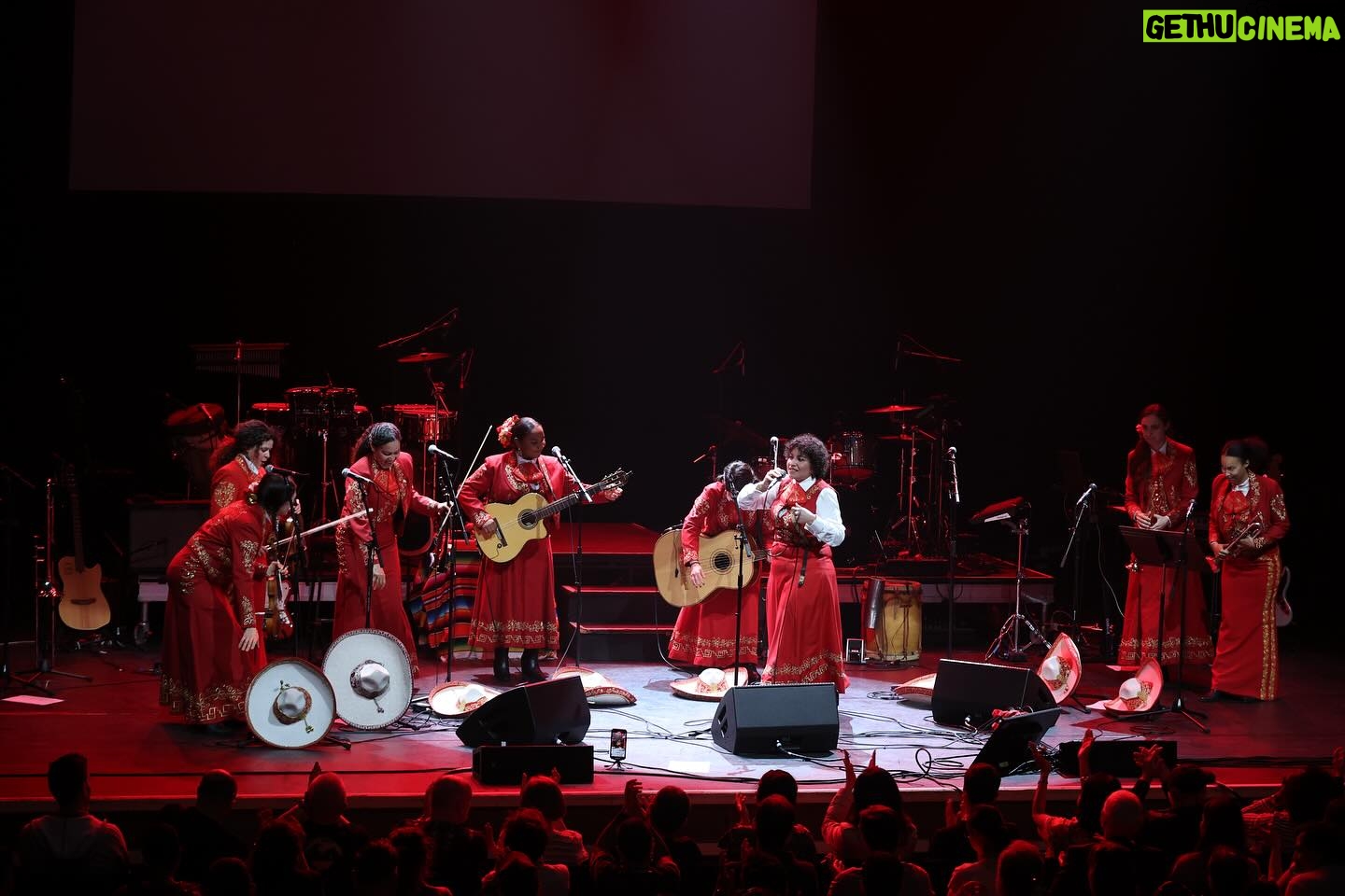 Lila Downs Instagram - #LaLinea24 launched in style with @liladowns at a sold out @barbicancentre last night. 🇲🇽 La Jefa backed by her beautiful band performed a set from down the ages. Fantastic opening from London’s own @mariachilasadelitas La Linea continues tonight with @anatijoux @montaneramusica at @villageunderground Tickets available at @lalineafestival & at the door ☀️ #liladowns #barbican #lalinea24 📸 @rogeralarconphoto & @dosconejo