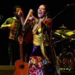 Lila Downs Instagram - Unos años después, regresamos a UK con La Peligrosa. @gsaenz7 @sinuhe.art @rafunchuni @nikkicampbell05 @luisguzmanmusic @elbeatdelprimo @josh.deutsch 10.04 en Oxford con @skoll.foundation 12.04 en Londres con @barbicancentre Nos vemos en unos días 🤟🏾. 📸: Damián Rafferty 📸: @lulurdapilleta #LilaDowns #UK #SkollFoundation