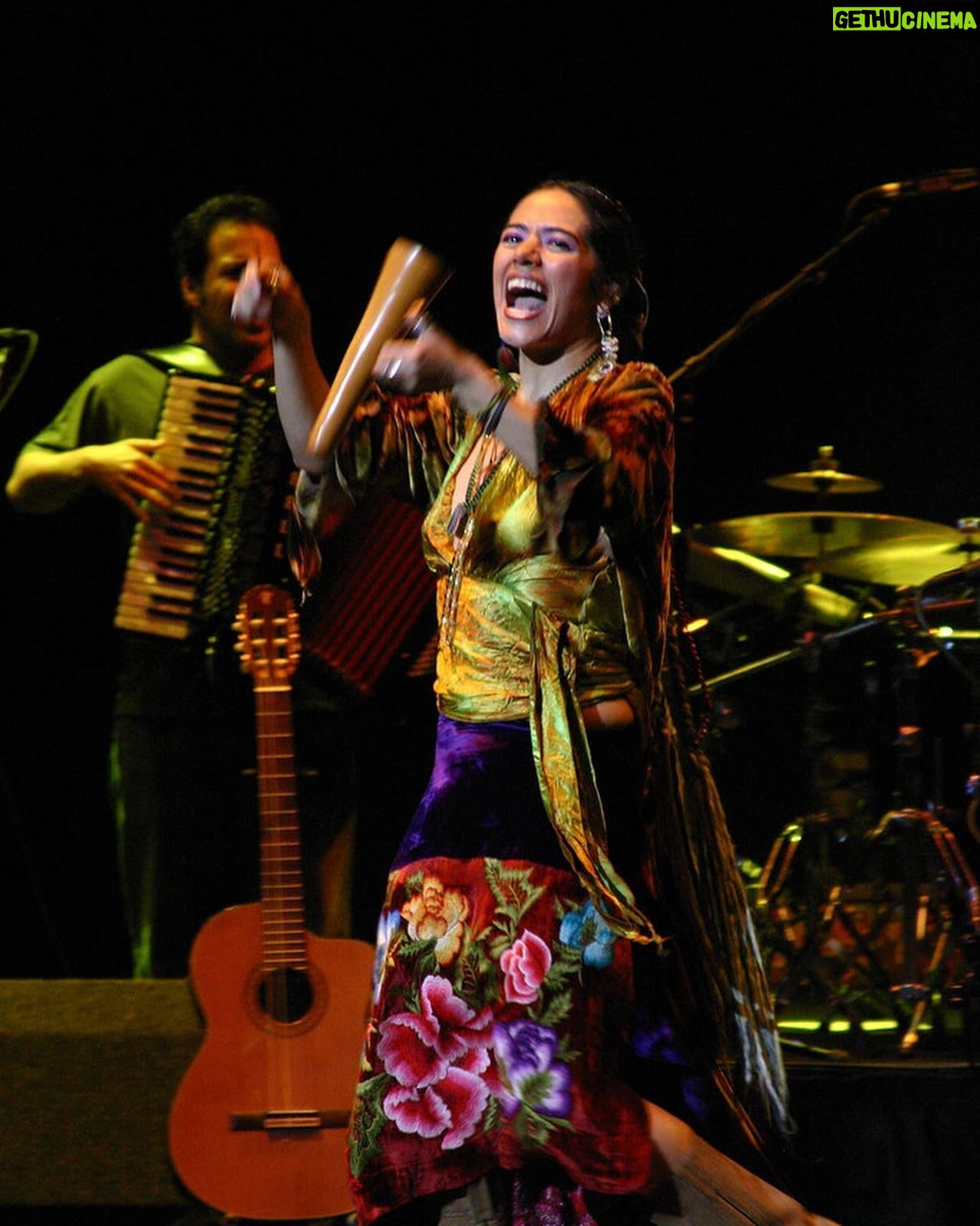 Lila Downs Instagram - Unos años después, regresamos a UK con La Peligrosa. @gsaenz7 @sinuhe.art @rafunchuni @nikkicampbell05 @luisguzmanmusic @elbeatdelprimo @josh.deutsch 10.04 en Oxford con @skoll.foundation 12.04 en Londres con @barbicancentre Nos vemos en unos días 🤟🏾. 📸: Damián Rafferty 📸: @lulurdapilleta #LilaDowns #UK #SkollFoundation