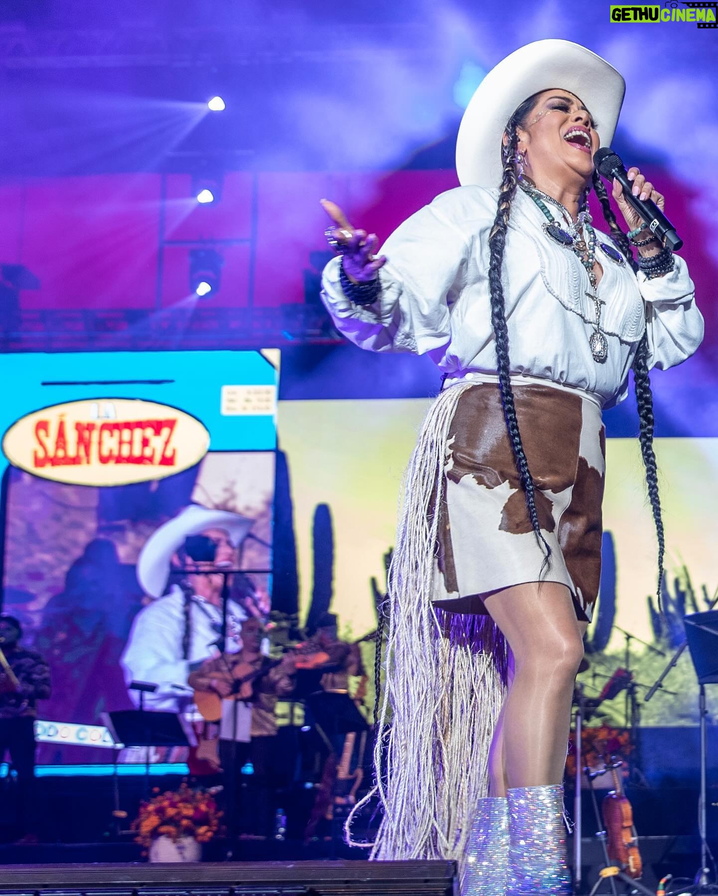 Lila Downs Instagram - Unos años después, regresamos a UK con La Peligrosa. @gsaenz7 @sinuhe.art @rafunchuni @nikkicampbell05 @luisguzmanmusic @elbeatdelprimo @josh.deutsch 10.04 en Oxford con @skoll.foundation 12.04 en Londres con @barbicancentre Nos vemos en unos días 🤟🏾. 📸: Damián Rafferty 📸: @lulurdapilleta #LilaDowns #UK #SkollFoundation