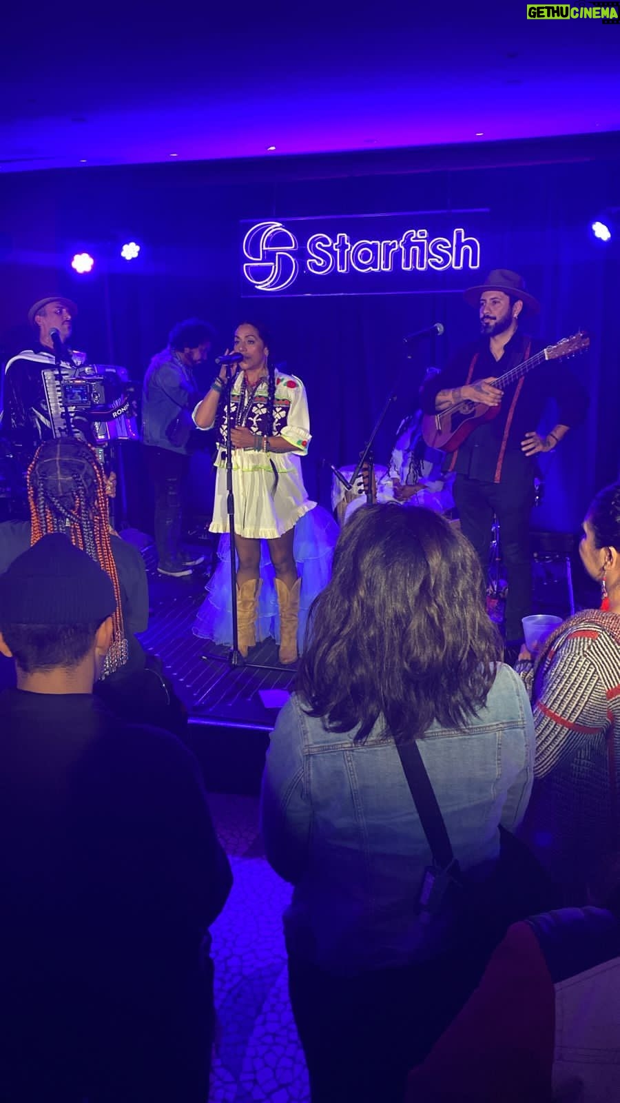 Lila Downs Instagram - Anoche nos invitaron a presentar un poquito de nuestra música en Los Ángeles! Gracias a @sonymusiclatin @andaz y #Starfish por el cariño. Gracias @ihomi_official @instadrian_glz por apoyarnos siempre! ¡Que viva la música mexicana! @leonardosoqui @sinuhe.art @nikkicampbell05 @luisguzmanmusic #LilaDowns #musicamexicana #LA