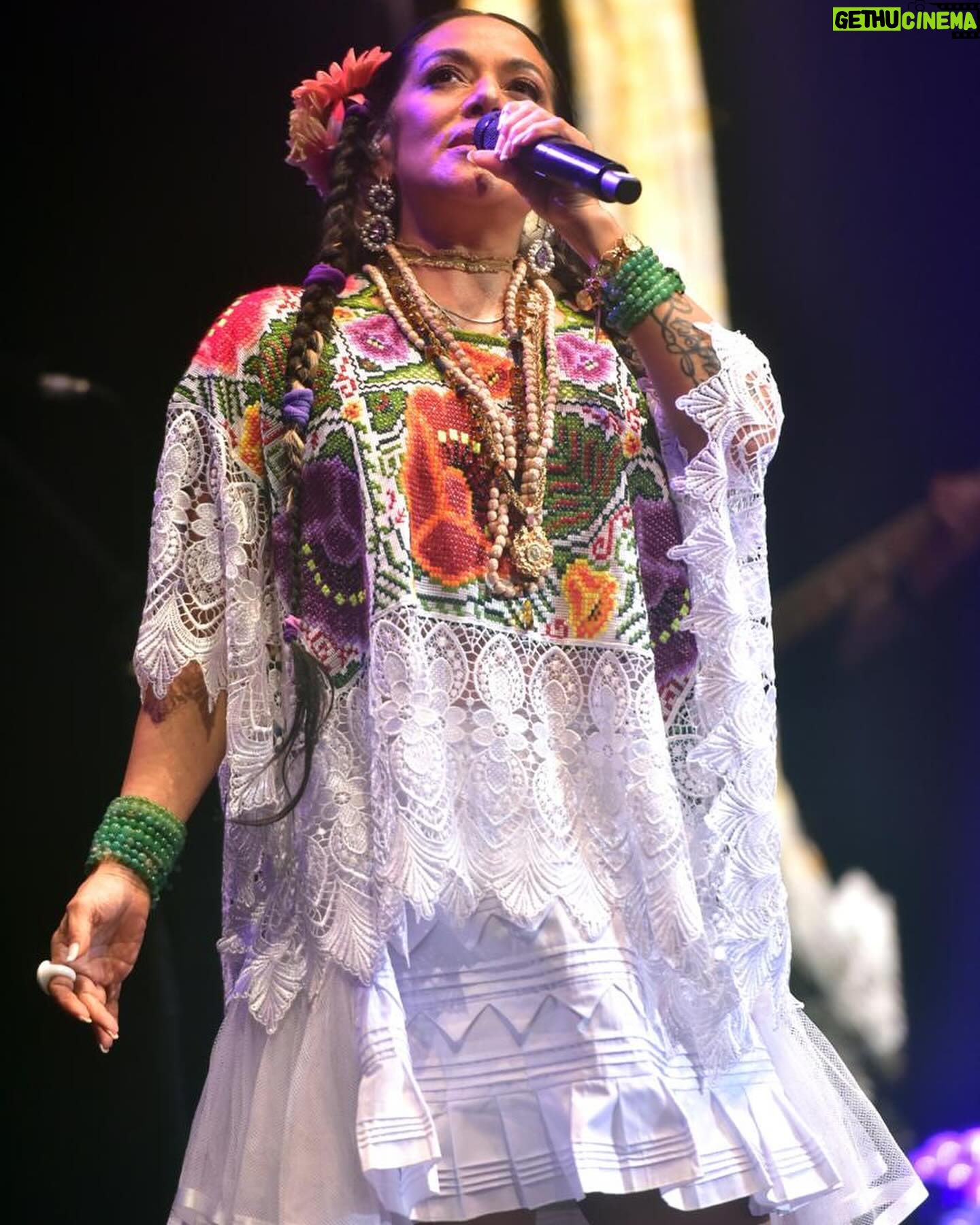 Lila Downs Instagram - Agradezco a toda la gente que ha acudido a esta gira de #LaSánchez. Han sido días hermosos y llenos de alegría. 💕 Gracias a La Misteriosa @leonardosoqui @angel_chacon_crisantos @paty_pinon_ @buzzurrogiovanni @humberto_sanabria87 @moisesgarciaes @soymariosaavedra @ulisesviolinista por su entrega. Al crew del behind the scenes y a todo el equipo que hace posible que nuestra música llegue lejos. Gracias @alexzeeviphotography por tu trabajo tras el lente. Nos vemos pronto! 🤟🏾