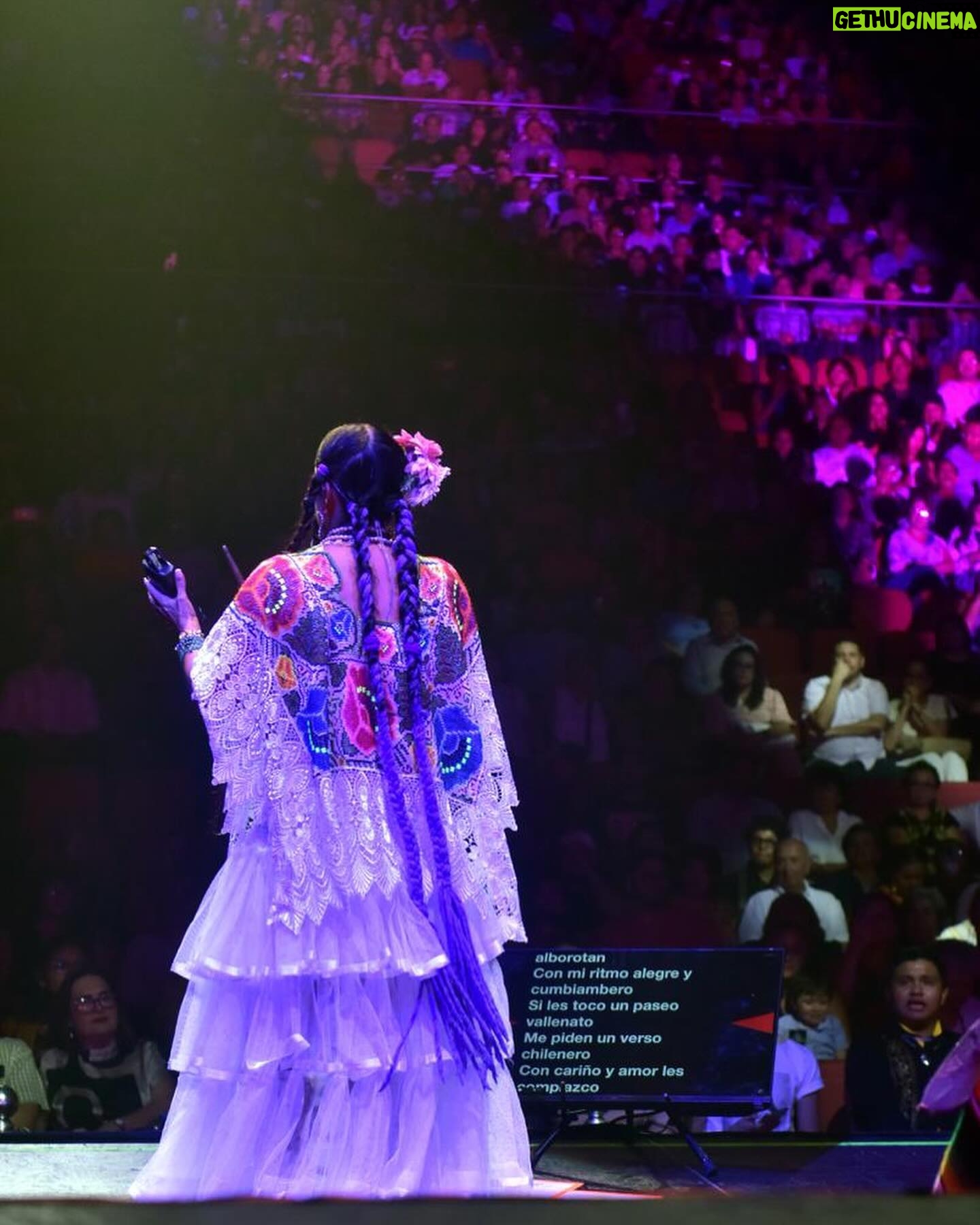 Lila Downs Instagram - Agradezco a toda la gente que ha acudido a esta gira de #LaSánchez. Han sido días hermosos y llenos de alegría. 💕 Gracias a La Misteriosa @leonardosoqui @angel_chacon_crisantos @paty_pinon_ @buzzurrogiovanni @humberto_sanabria87 @moisesgarciaes @soymariosaavedra @ulisesviolinista por su entrega. Al crew del behind the scenes y a todo el equipo que hace posible que nuestra música llegue lejos. Gracias @alexzeeviphotography por tu trabajo tras el lente. Nos vemos pronto! 🤟🏾