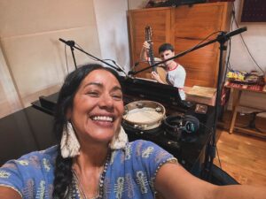 Lila Downs Instagram - Hoy tenemos visita en el estudio: @rodrigocuevasg 🇪🇸 

🤟🏾🤟🏾