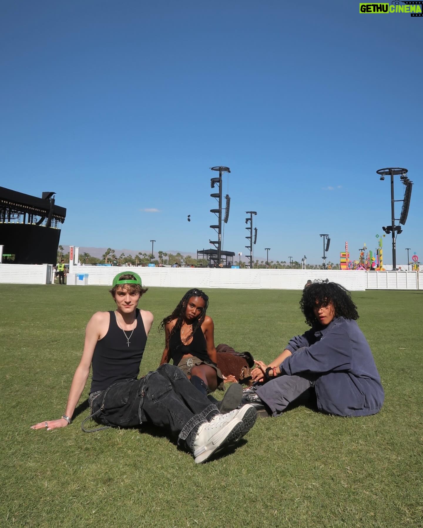 Lilah Pate Instagram - There’s no remedy for memory 🦋 #lanachella
