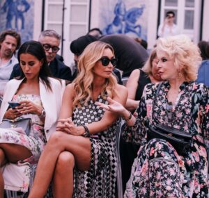 Lili Caneças Instagram - Desfile de Moda, com a colaboração da @lisboafashionweek , na Embaixada de Itália, de designers italianos”WeLoveModainItaly”1st row com @carinacaldeira_ , tutto bello, a embaixada magnífica, os embaixadores muito simpáticos e atentos a tudo e todos, os vestidos super sofisticados e elegantes, o cocktail delicioso, Grazie👏👏👏
