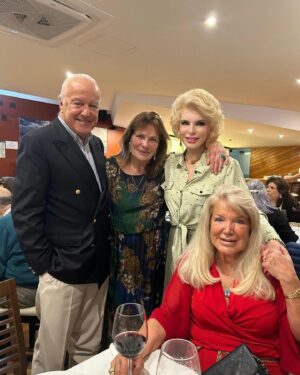 Lili Caneças Instagram - Com amigos duma vida Cristina e Pedro Caldeira, no jantar de despedida da nossa querida @adrianagringadrago , que regressa à Argentina, depois de 25 anos em Portugal🙋‍♀️