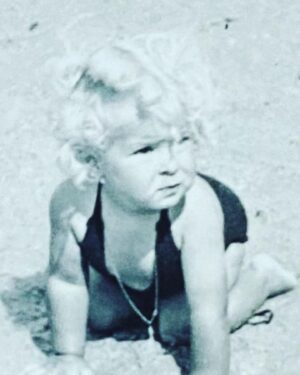 Lili Caneças Instagram - É tão bom ser pequenino
Ter pai , ter mãe, ter avós 
Ter esperança no destino 
E ter quem goste de nós.
Eu com um ano na praia da Figueira da Foz , in dia internacional da criança 🎈
A origem desta comemoração remonta à Conferência Mundial para o Bem-Estar da criança, realizada em 1 de Junho de 1925 em  Genève.
Em 2024 pleno séc. XXI, ainda há crianças a morrerem de fome e nós permitimos e conseguimos jantar tranquilos a ver as notícias dos tele-jornais!!!