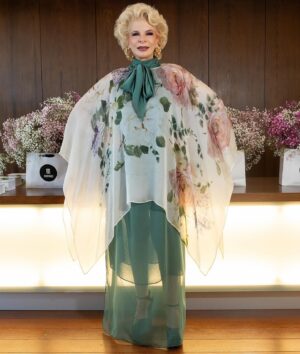 Lili Caneças Instagram - Apresentação da coleção “Garden” by @carla_marques, criadora da @maisonmauriceeurope .
A moda pode ser considerada uma forma de arte, pois envolve criatividade, expressão individual e cultural e pode provocar emoções e reflexões, assim como outras formas de arte.
Designers de moda usam tecidos, cores , formas e texturas para criar peças que comunicam uma visão estética e cultural!
Parabéns @carla_marques és uma artista 👏👏👏
Fotos by @eualexxcosta , makeup by @sinvaldesouza , cabelo by @jeanlouisdavidportugal , jóias da minha coleção particular .