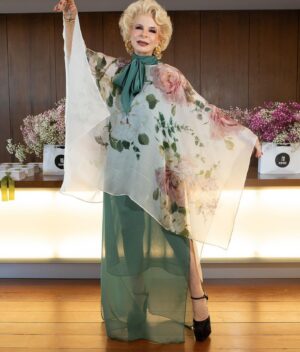 Lili Caneças Instagram - Apresentação da coleção “Garden” by @carla_marques, criadora da @maisonmauriceeurope .
A moda pode ser considerada uma forma de arte, pois envolve criatividade, expressão individual e cultural e pode provocar emoções e reflexões, assim como outras formas de arte.
Designers de moda usam tecidos, cores , formas e texturas para criar peças que comunicam uma visão estética e cultural!
Parabéns @carla_marques és uma artista 👏👏👏
Fotos by @eualexxcosta , makeup by @sinvaldesouza , cabelo by @jeanlouisdavidportugal , jóias da minha coleção particular .