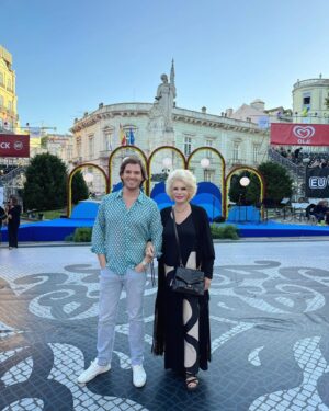 Lili Caneças Instagram - E cá estou eu como sempre com o meu querido sobrinho @xaviergrguerra a convite de @c_moedas a assistir às festas de Lisboa! E que comecem as marchas populares! 🎊🎊