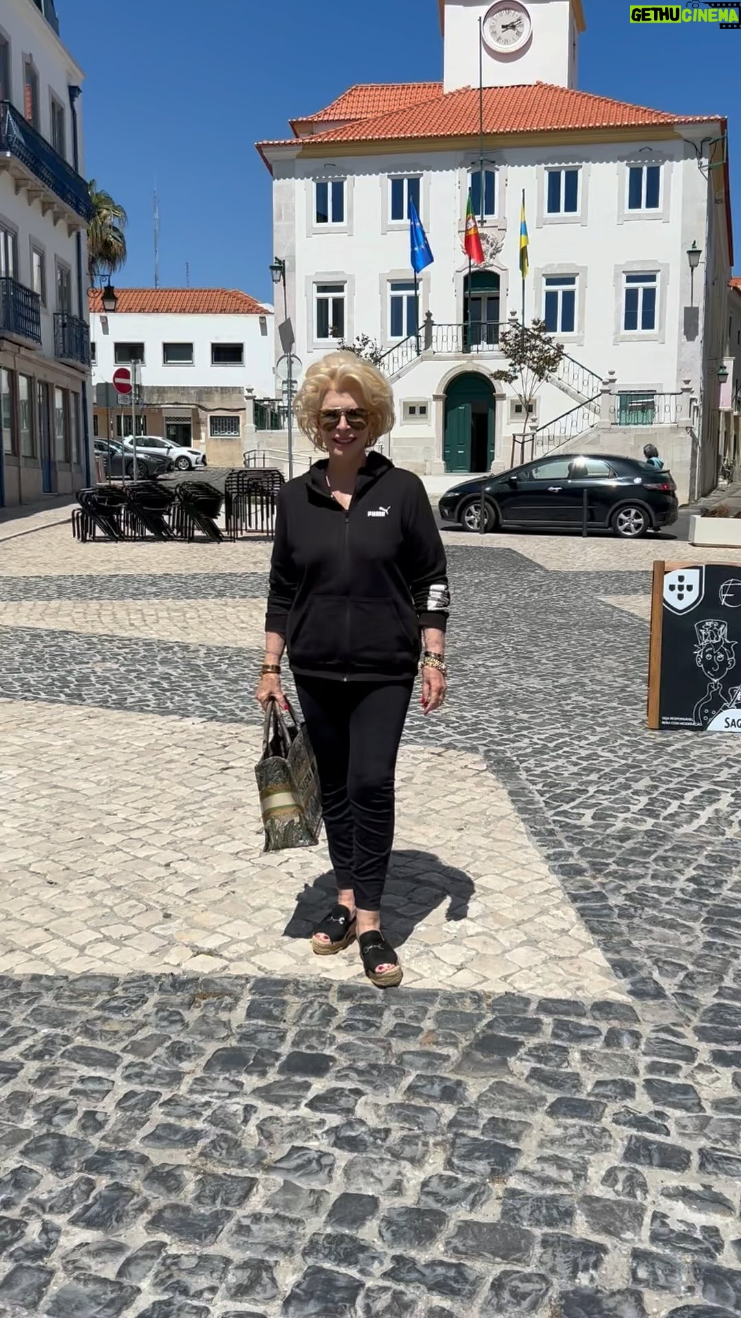 Lili Caneças - 1.7K Likes - Hoje comecei o meu dia de Cascais para Almada. E a fazer o quê??? Tenham um bom dia ❤️