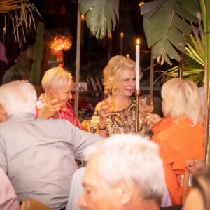 Lili Caneças Instagram - A celebrar a Vida, que é uma benção e passa tão depressa, na minha não deixei nada por fazer e ainda tenho imensos projetos para concretizar, aqui na festa de anos duma amiga sempre atenta a tudo e a todos, @ligia_modesto , no @comportacafe_beachclub , uma organização perfeita do @eventconceptbycm , num sunset glorioso🌅