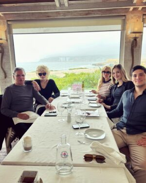Lili Caneças Instagram - Ser mãe é uma experiência única que envolve um amor incondicional, dedicação, paciência e uma série de emoções indiscritíveis. Foi o melhor que me aconteceu na vida, obrigada meus filhos por estarem sempre ao meu lado. 
Dia da mãe 5 de Maio de 2024, com os meus filhos @joaocanecas , @ritacanecas o meu neto @p_drocanecas e a namorada @anastasiadzyubaa … um dia perfeito🙏