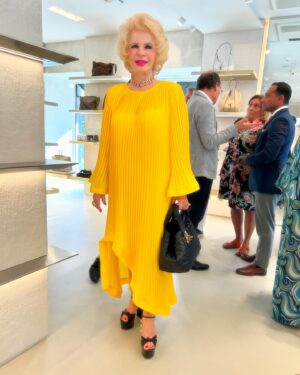 Lili Caneças Instagram - Inauguração da @lojadasmeias em Cascais, totalmente restaurada, com uma decoração modernista e sempre as icónicas griffes internacionais. Parabéns 👏👏👏
