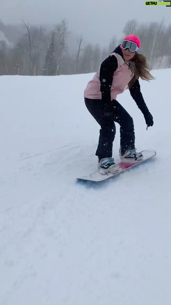 Lili Sepe - 582 Likes - It’s snowboarding season! No limits, no boundaries. Who’s coming? 🏂