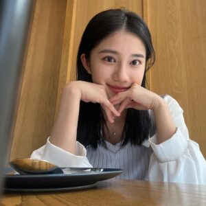 Lilian Zhang Instagram - -
昨天姊姊問了我 是什麼人格
頓了一下 翻了相簿看之前測驗截圖
ESFP 就如同這兩天記錄下來的的生活

1. 既熟悉又陌生的北京
抬頭看見這商店似乎是來過的這些城市裡
唯有北京才有的街邊商店（再來未解鎖其他城市前）

2. TI舞蹈工作室 反倒來了趟北京 上了堂jazz
以前只要沒事 都會散步來TI扭動💃

3. 從東二環前往東三環的路上

4. 工體附近的居酒屋
開玩笑的說一間居酒屋好不好吃 取決於雞軟骨
結果送上來是掌中寶 眼淚差點滴下來

5. 剛下課的我們 似乎去了三溫暖似的😳
6. 3/14 來北京的第一天 是粉色夕陽💌💝

7. 看著食之六七14:30關門 趕緊放完行李 出門

蔥油拌麵 是我心心念念好久的
（有一說一 不如從前那樣的入味）

8. 🤳📍Gaga 
9. 很突然的被安排拳擊課。

10. 朋友說在家裡做飯 很期待的去

也好奇 就是說：為什麼每道菜都是黑的？
（👨🏻 北方人吃飯重口味 ）

/
以上是 兩天的我
總結了ESFP沒事找事做