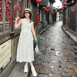 Lilian Zhang Instagram - 🌧️🩵

只要下雨 腦海就會自動浮現

：下雨天了怎麼辦 我好想你～🎧