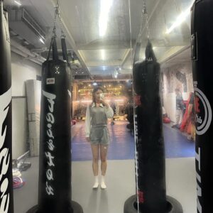 Lilian Zhang Instagram - -
昨天姊姊問了我 是什麼人格
頓了一下 翻了相簿看之前測驗截圖
ESFP 就如同這兩天記錄下來的的生活

1. 既熟悉又陌生的北京
抬頭看見這商店似乎是來過的這些城市裡
唯有北京才有的街邊商店（再來未解鎖其他城市前）

2. TI舞蹈工作室 反倒來了趟北京 上了堂jazz
以前只要沒事 都會散步來TI扭動💃

3. 從東二環前往東三環的路上

4. 工體附近的居酒屋
開玩笑的說一間居酒屋好不好吃 取決於雞軟骨
結果送上來是掌中寶 眼淚差點滴下來

5. 剛下課的我們 似乎去了三溫暖似的😳
6. 3/14 來北京的第一天 是粉色夕陽💌💝

7. 看著食之六七14:30關門 趕緊放完行李 出門

蔥油拌麵 是我心心念念好久的
（有一說一 不如從前那樣的入味）

8. 🤳📍Gaga 
9. 很突然的被安排拳擊課。

10. 朋友說在家裡做飯 很期待的去

也好奇 就是說：為什麼每道菜都是黑的？
（👨🏻 北方人吃飯重口味 ）

/
以上是 兩天的我
總結了ESFP沒事找事做