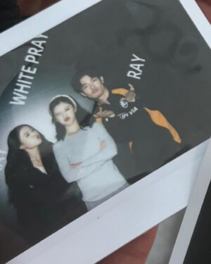 Lilian Zhang Instagram - -
在回家路上 發這條貼文
水象的我們一塊工作 真開心hehe