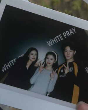 Lilian Zhang Instagram - -
在回家路上 發這條貼文
水象的我們一塊工作 真開心hehe