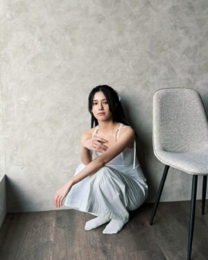 Lilian Zhang Instagram - -
剛開始 有些不知所措的手 

#小季拍凱心拍我