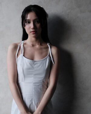 Lilian Zhang Instagram - -
剛開始 有些不知所措的手 

#小季拍凱心拍我