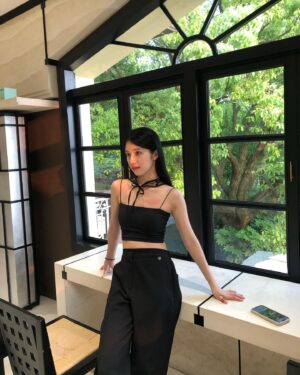 Lilian Zhang Instagram - -
走了好久的路
來FROMHER COFFEE歇一會
正是日落的時刻 紀錄下

大膽預言 明天鐵腿（真不爭氣的腿）