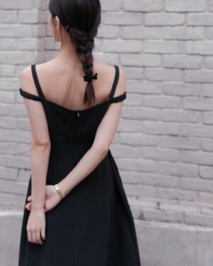 Lilian Zhang Instagram - -
赫本小黑裙📸

Dress pusumede
⌚️ @danielwellington
