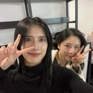 Lilian Zhang Instagram - -
昨天姊姊問了我 是什麼人格
頓了一下 翻了相簿看之前測驗截圖
ESFP 就如同這兩天記錄下來的的生活

1. 既熟悉又陌生的北京
抬頭看見這商店似乎是來過的這些城市裡
唯有北京才有的街邊商店（再來未解鎖其他城市前）

2. TI舞蹈工作室 反倒來了趟北京 上了堂jazz
以前只要沒事 都會散步來TI扭動💃

3. 從東二環前往東三環的路上

4. 工體附近的居酒屋
開玩笑的說一間居酒屋好不好吃 取決於雞軟骨
結果送上來是掌中寶 眼淚差點滴下來

5. 剛下課的我們 似乎去了三溫暖似的😳
6. 3/14 來北京的第一天 是粉色夕陽💌💝

7. 看著食之六七14:30關門 趕緊放完行李 出門

蔥油拌麵 是我心心念念好久的
（有一說一 不如從前那樣的入味）

8. 🤳📍Gaga 
9. 很突然的被安排拳擊課。

10. 朋友說在家裡做飯 很期待的去

也好奇 就是說：為什麼每道菜都是黑的？
（👨🏻 北方人吃飯重口味 ）

/
以上是 兩天的我
總結了ESFP沒事找事做
