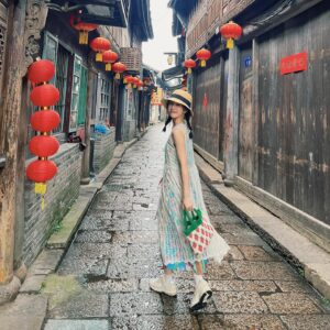 Lilian Zhang Instagram - 🌧️🩵

只要下雨 腦海就會自動浮現

：下雨天了怎麼辦 我好想你～🎧