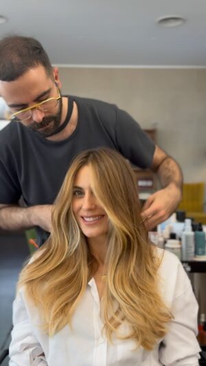 Liliana Santos Instagram - E agora que venha o verão ☀️ hoje foi dia de tratar da @lilianasantos corte, balayage e hidratação. Não sei o que estão a achar desta balayage dourada com aquele ar de praia que eu adoro 🥰 

#hair #balayage #trend #blondhair #summerhair