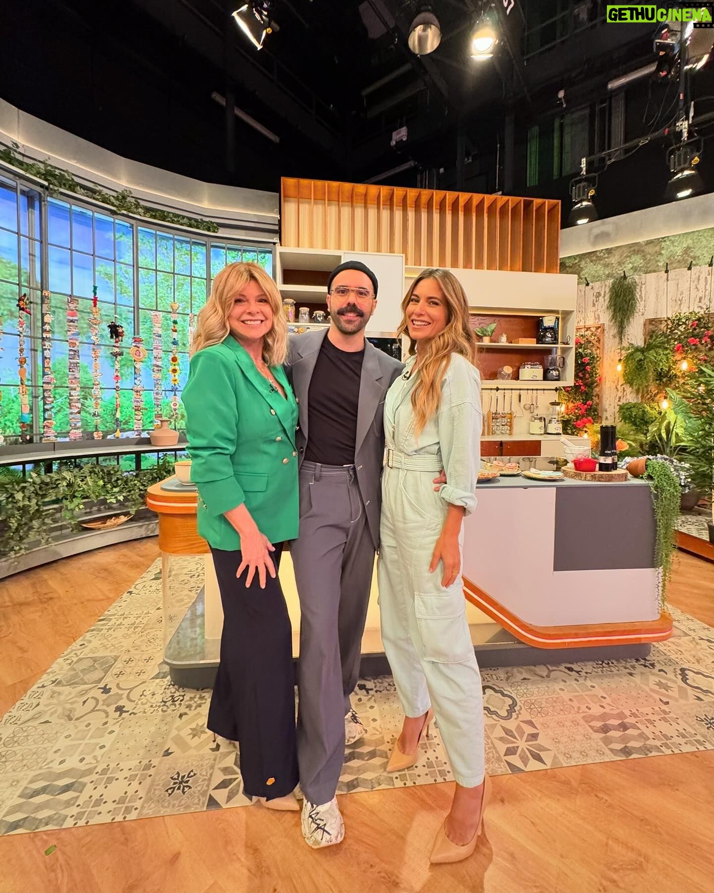 Liliana Santos Instagram - Hoje fomos ao @anossatarde.rtp para falarmos com a nossa querida @taniaribas sobre o projeto Love cut❤️ no dia 25 de Fevereiro podem até ao @chiadostudio virar o vosso cabelo por apenas 10€, valor esse que reverterá na totalidade para a @fundacaooseculo #cutyourhair #shareyourlove #fevereiro #tv