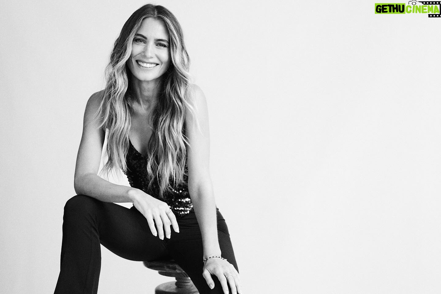 Liliana Santos Instagram - Juntei-me à campanha solidária “LOVE CUT”, que vai reunir os melhores profissionais de cabelo - de norte a sul do país - no dia 25 de fevereiro, no salão do @chiadostudio. Neste dia vão poder fazer um corte de cabelo por apenas 10€, com a totalidade do valor a reverter para a @fundacaooseculo. Basta vires de cabelo já lavado! Cut Your Hair, Share Your Love ❤️ #campanhasolidaria #lovecut #cutyourhairshareyourlove #chiadostudio #fundacaooseculo EQUIPA Foto Frederico Martins @frederico__martins Assistente foto Pedro Sá @p.g.sa Cabelos Cláudio Pacheco @claudiopachecohairstylist Com equipa Chiado Studio @daniel_santarem23 @soraiartome @andreiafss11 Styling @larissamrsa Assistente de Styling @gflmancuso Make up @leamaguilouro @elodiefiuza Vídeo @medeiros_antonio_