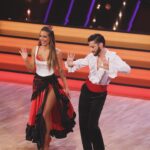 Liliana Santos Instagram - Mais uma bonita noite. O que vivemos em conjunto só nós é que sabemos ❤️ Paso Doble foi a dança de ontem e deixo vos aqui algumas imagens destes momentos únicos. Agradeço muito a todos por esta bonita viagem e em especial a uma pessoa incrível que tornou isto tudo mágico…O meu talentoso bailarino, coreógrafo e agora meu amigo @de_courinha. É imensa a gratidão que lhe tenho como professor e ser humano ❤️ #dancacomaseatrelas #tvi #pasodoble #dance #tvshow