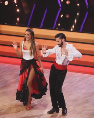 Liliana Santos Instagram - Mais uma bonita noite. O que vivemos em conjunto só nós é que sabemos ❤️ 
Paso Doble foi a dança de ontem e deixo vos aqui algumas imagens destes momentos únicos. Agradeço muito a todos por esta bonita viagem e em especial a uma pessoa incrível que tornou isto tudo mágico…O meu talentoso bailarino, coreógrafo e agora meu amigo @de_courinha. É imensa a gratidão que lhe tenho como professor e ser humano ❤️

#dancacomaseatrelas #tvi #pasodoble #dance #tvshow