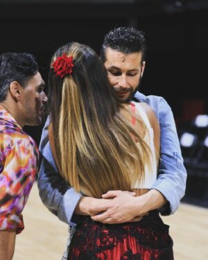 Liliana Santos Instagram - Mais uma bonita noite. O que vivemos em conjunto só nós é que sabemos ❤️ 
Paso Doble foi a dança de ontem e deixo vos aqui algumas imagens destes momentos únicos. Agradeço muito a todos por esta bonita viagem e em especial a uma pessoa incrível que tornou isto tudo mágico…O meu talentoso bailarino, coreógrafo e agora meu amigo @de_courinha. É imensa a gratidão que lhe tenho como professor e ser humano ❤️

#dancacomaseatrelas #tvi #pasodoble #dance #tvshow