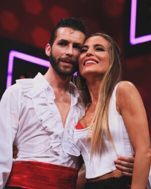 Liliana Santos Instagram - Mais uma bonita noite. O que vivemos em conjunto só nós é que sabemos ❤️ 
Paso Doble foi a dança de ontem e deixo vos aqui algumas imagens destes momentos únicos. Agradeço muito a todos por esta bonita viagem e em especial a uma pessoa incrível que tornou isto tudo mágico…O meu talentoso bailarino, coreógrafo e agora meu amigo @de_courinha. É imensa a gratidão que lhe tenho como professor e ser humano ❤️

#dancacomaseatrelas #tvi #pasodoble #dance #tvshow