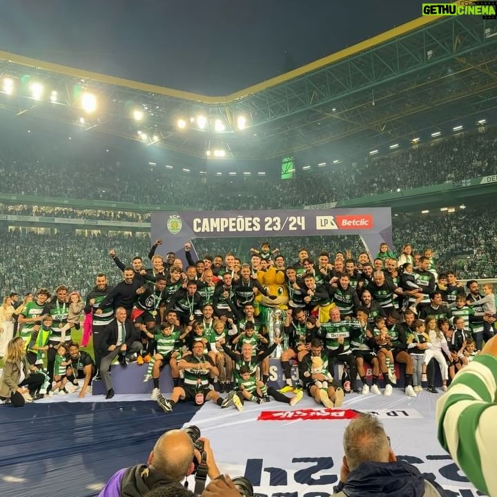 Liliana Santos - 3 Likes - Que sensação que foi presenciar este momento! O nosso @sportingcp!! Campeões!!!!💚🦁 💚
#campeoes #scp @ligaportugal @betclicportugal #ligaportugalbetclic