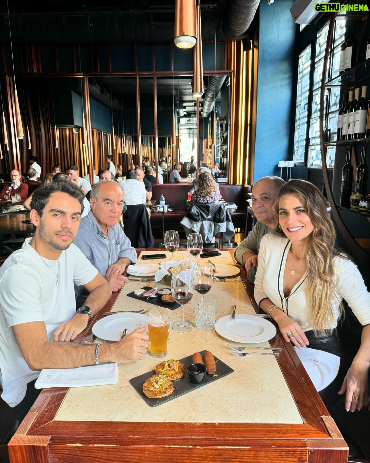 Liliana Santos Instagram - Feliz dia do pai a todos os pais!!! Hoje o almoço foi num restaurante muito especial, @k.o.b_byolivier, para celebrarmos este dia, com o papi mais divertido e bem disposto! 🩷 #family #familytime #fathersday #father #lunch #kob #byolivier