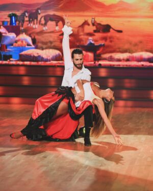 Liliana Santos Instagram - Mais uma bonita noite. O que vivemos em conjunto só nós é que sabemos ❤️ 
Paso Doble foi a dança de ontem e deixo vos aqui algumas imagens destes momentos únicos. Agradeço muito a todos por esta bonita viagem e em especial a uma pessoa incrível que tornou isto tudo mágico…O meu talentoso bailarino, coreógrafo e agora meu amigo @de_courinha. É imensa a gratidão que lhe tenho como professor e ser humano ❤️

#dancacomaseatrelas #tvi #pasodoble #dance #tvshow
