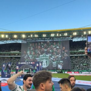 Liliana Santos Instagram - Que sensação que foi presenciar este momento! O nosso @sportingcp!! Campeões!!!!💚🦁 💚

#campeoes #scp  @ligaportugal @betclicportugal #ligaportugalbetclic
