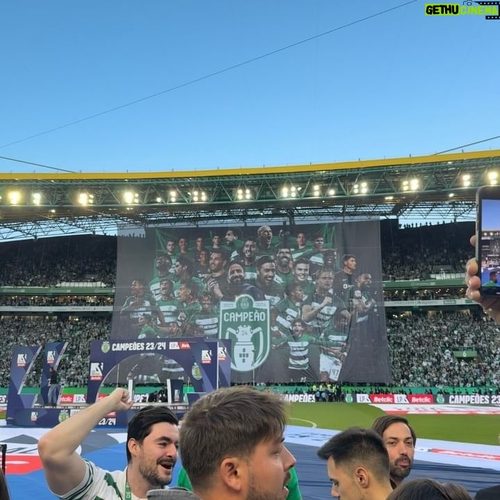Liliana Santos - 3 Likes - Que sensação que foi presenciar este momento! O nosso @sportingcp!! Campeões!!!!💚🦁 💚
#campeoes #scp @ligaportugal @betclicportugal #ligaportugalbetclic