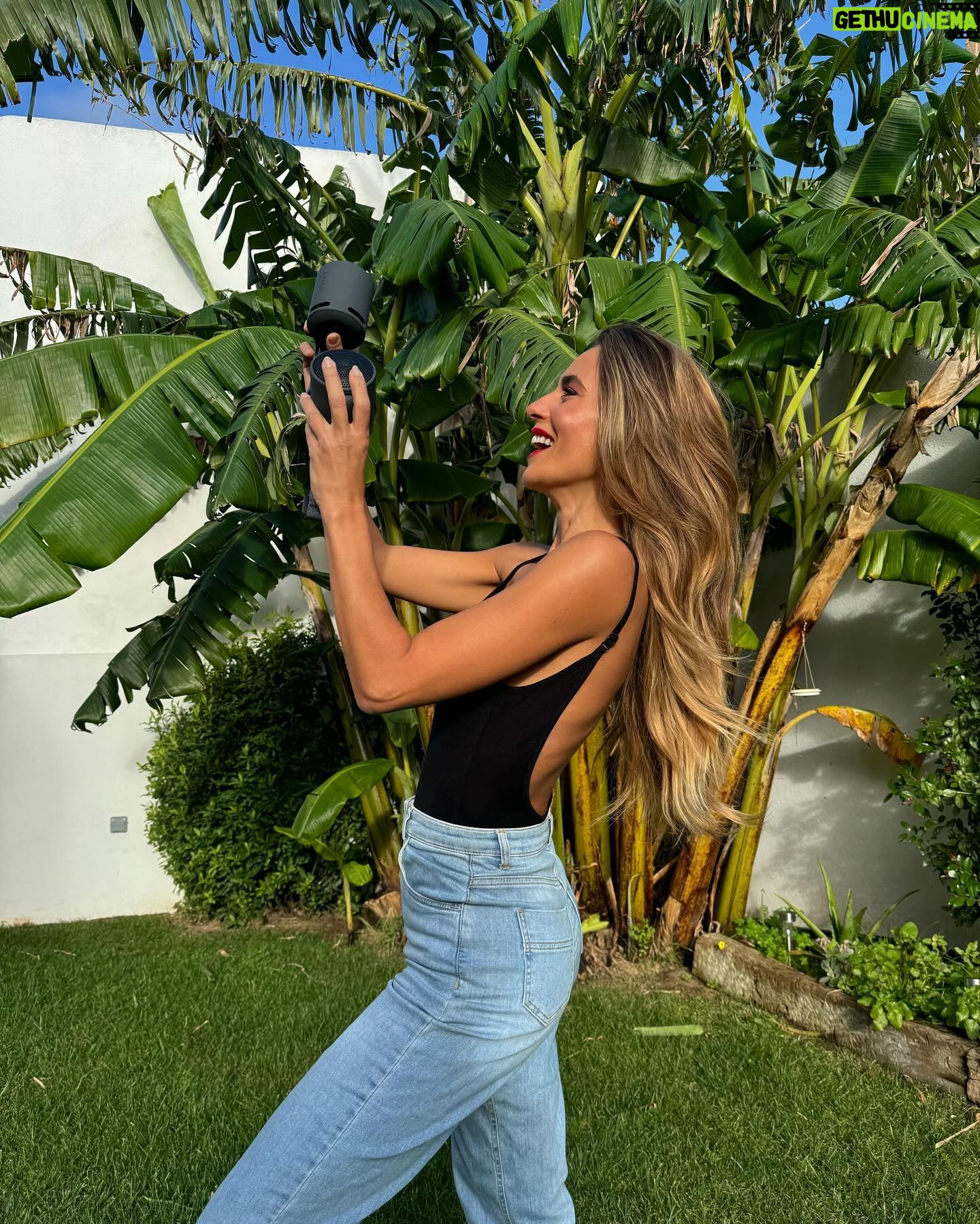 Liliana Santos Instagram - ❤️🔥❤️🔥❤️🔥 𝐆𝐈𝐕𝐄𝐀𝐖𝐀𝐘 ❤️🔥❤️🔥❤️🔥 Este ano o Amor vem a dobrar! Digam me se há coisa mais romântica do que ouvir a vossa música preferida, com a vossa pessoa preferida em qualquer lugar! Num jantar, numa praia, num passeio ou a ver as estrelas…. Por isso Preparei-vos o melhor giveaway para este dia de S. Valentim!! Eu e a @sony.portugal temos esta oferta incrível! Duas colunas SRS-XB100 resistente à água, com 16h de autonomia e super portátil! Acho que não vão querer perder esta oportunidade! 😍 Para participar só têm que: 1- Seguir @lilianasantos e fazer gosto nesta publicação 2- Seguir @sony.portugal 3- Identificar 1 pessoa nos comentários. Podem participar as vezes que quiserem, até dia 19 de fevereiro às 12h, desde que identifiquem sempre pessoas diferentes. Boa sorte! 🥰 #giveaway #sony #valentine