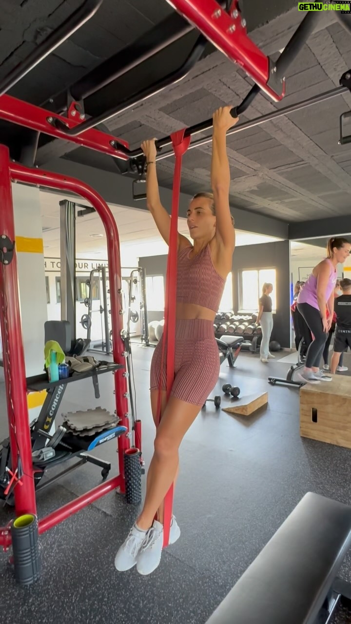 Liliana Santos - 3 Likes - Isto até começou bem. O pior vem sempre a seguir. Acabei a tremer das perninhas e toda descabelada. Na realidade como tem de ser 😜💪🏼
#workout #gym #pt #friday #weekendmood #summeriscoming