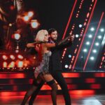 Liliana Santos Instagram - Leve e intensa, como a vida tem de ser. Leve e intensa. Assim caraterizo a nossa dança de ontem, o quickstep. Agradeço a ti @de_courinha por tanto em tão pouco tempo. Ontem fiquei sem palavras mas o meu coração estava cheio 🤍 Obrigada também a vocês, pelas vossas mensagens, pelo vosso carinho e claro, pelos votos 🥰 Ph: @duque.maia ❤️ #tvi #tvshow #dancacomasestrelas #dance #quickstep #obrigada