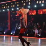 Liliana Santos Instagram - Leve e intensa, como a vida tem de ser. Leve e intensa. Assim caraterizo a nossa dança de ontem, o quickstep. Agradeço a ti @de_courinha por tanto em tão pouco tempo. Ontem fiquei sem palavras mas o meu coração estava cheio 🤍 Obrigada também a vocês, pelas vossas mensagens, pelo vosso carinho e claro, pelos votos 🥰 Ph: @duque.maia ❤️ #tvi #tvshow #dancacomasestrelas #dance #quickstep #obrigada
