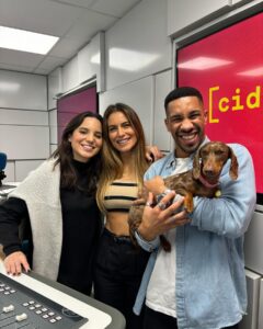 Liliana Santos Instagram - Hoje as nossas manhãs começaram com uma companhia muito especial ✨ a @lilianasantos e a Sol! 🐶 No Já São Horas ⏰ falámos sobre estar “Em Forma Todo o Ano”, “Dança com as Estrelas” e ainda “Maré Alta”! 🤩 Passa pelo nosso site para ouvires a entrevista completa, que estará disponível em breve! 🎙️#sósequiseres