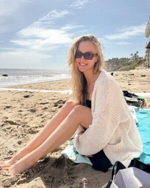 Lilly Krug Instagram - I jumped into the freezing water and I’m proud. Perfect first dip of the year.